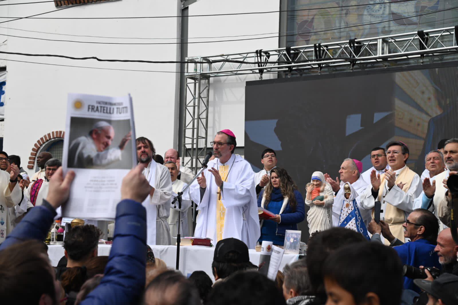 Los curas villeros realizaron una misa en desagravio al Papa Francisco