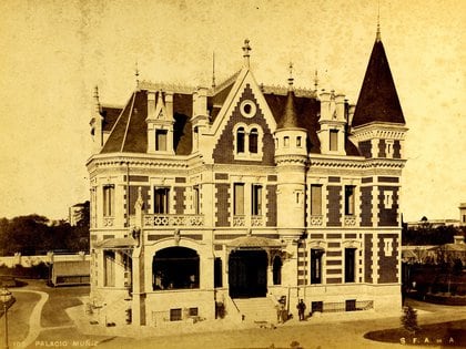 El Palacio Muñiz tenía su entrada en donde hoy sería la mitad de cuadra de la calle José Mármol, entre la avenida Rivadavia e Hipólito Yrigoyen, a 500 metros del Parque Rivadavia