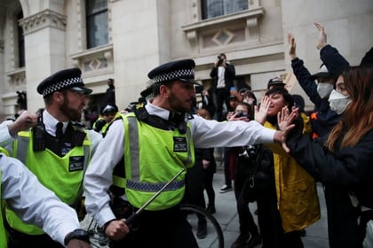 La policía intentó contener a los manifestantes debido a la prohibición de grandes concentraciones por el coronavirus (REUTERS/Hannah McKay)