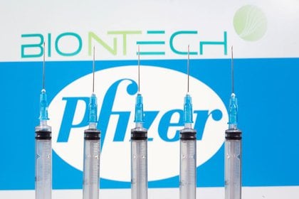 FOTO DE ARCHIVO: Jeringas médicas frente a los logotipos de BioNTech y Pfizer en esta imagen de ilustración tomada el 10 de noviembre de 2020. REUTERS/Dado Ruvic