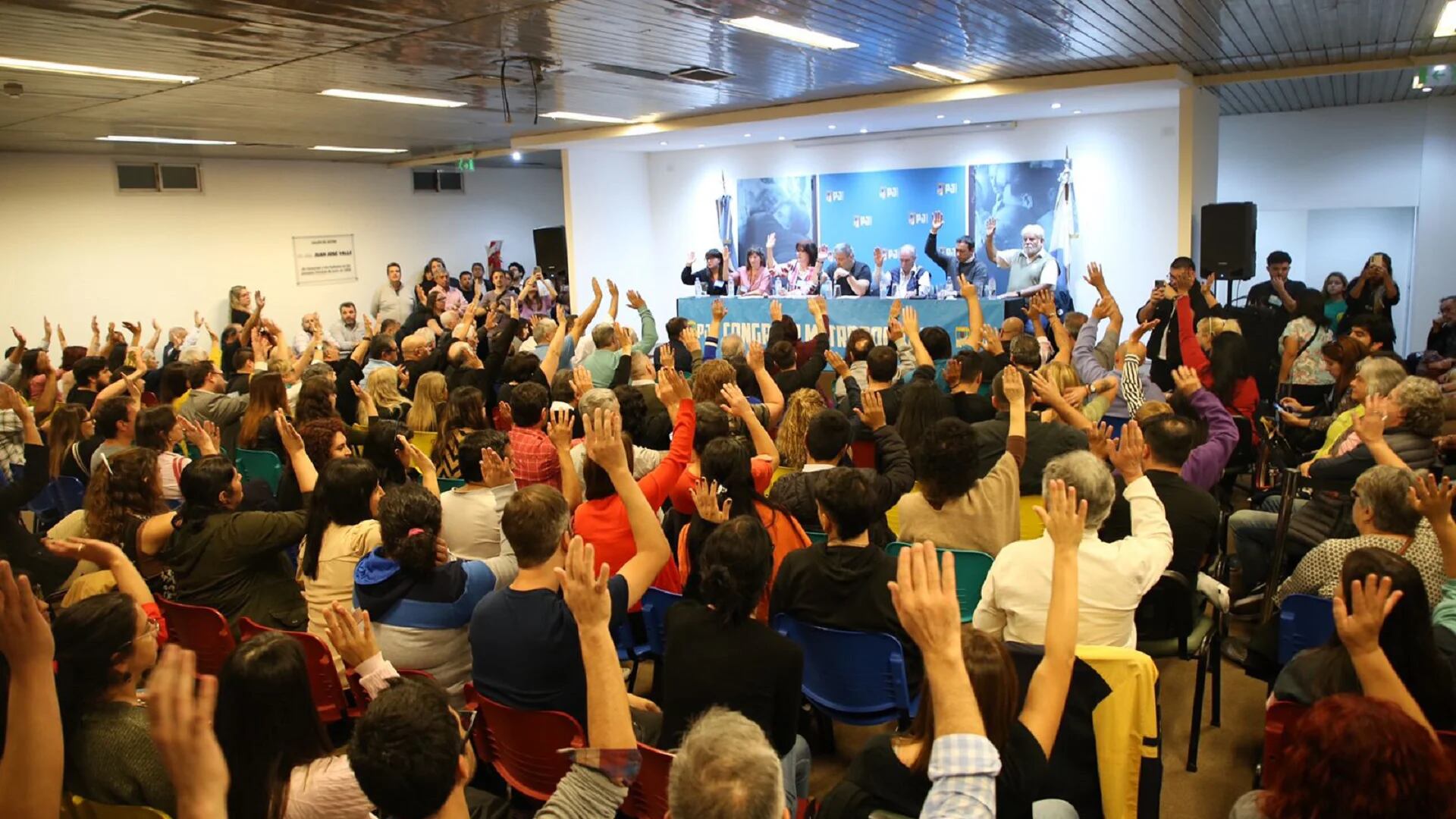 Sin definiciones sobre la estrategia electoral, el Congreso del PJ porteño convocó a la movilización del 25 de Mayo