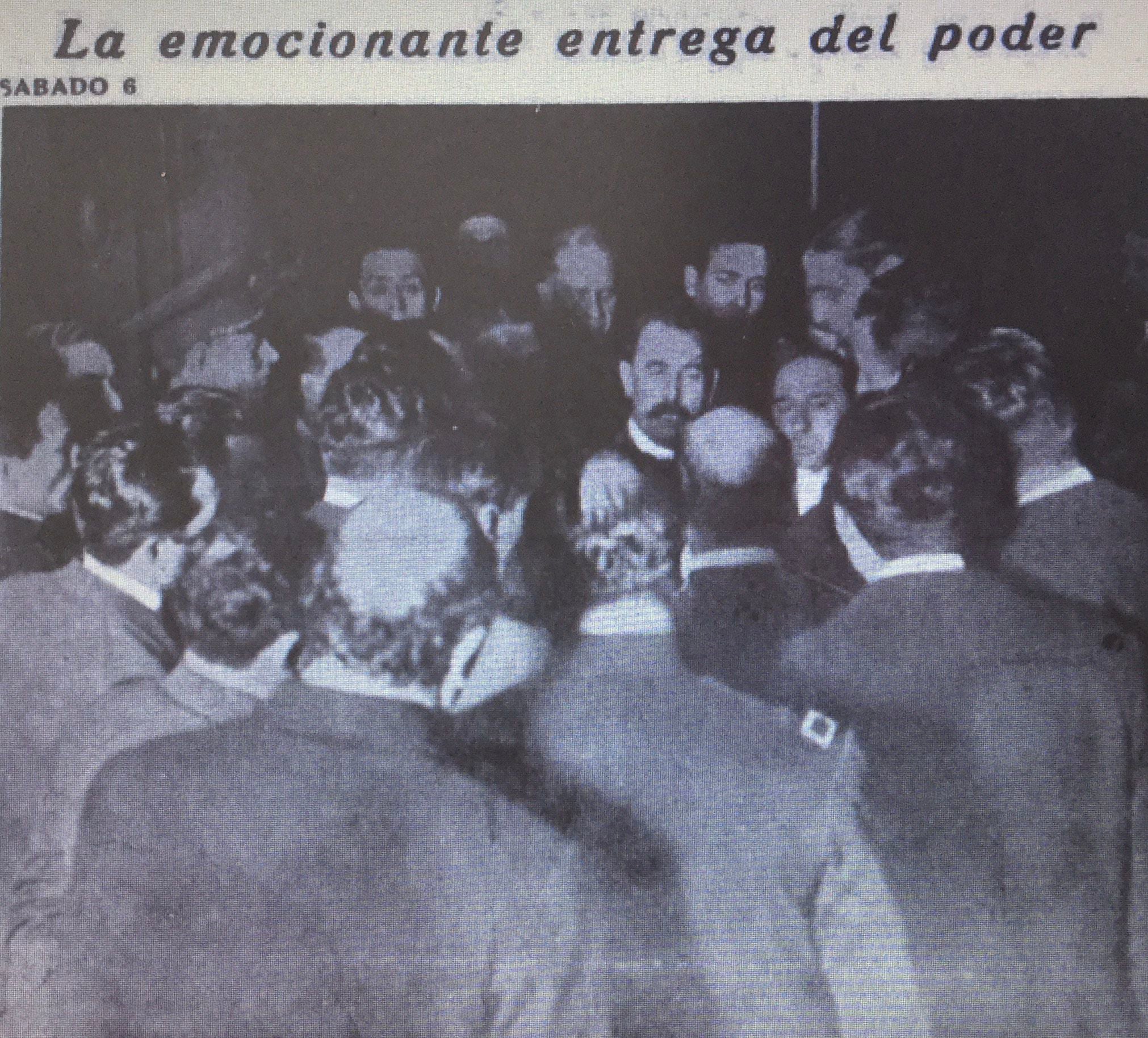 Instantes en que Uriburu le informa a Martínez, de espalda, que el gobierno había sido derrocado (Revista Caras y Caretas)