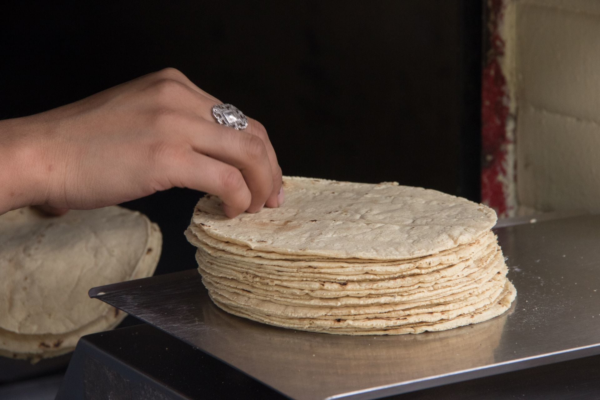 MEXICO CITY. 19MAY2021.- In tortillerias in the Mexican Capital the tortilla is sold for 18 pesos, merchants argue that the mass of nixtamal was increased.
PHOTO: VICTORIA VALTIERRA/CUARTOSCURO.COM