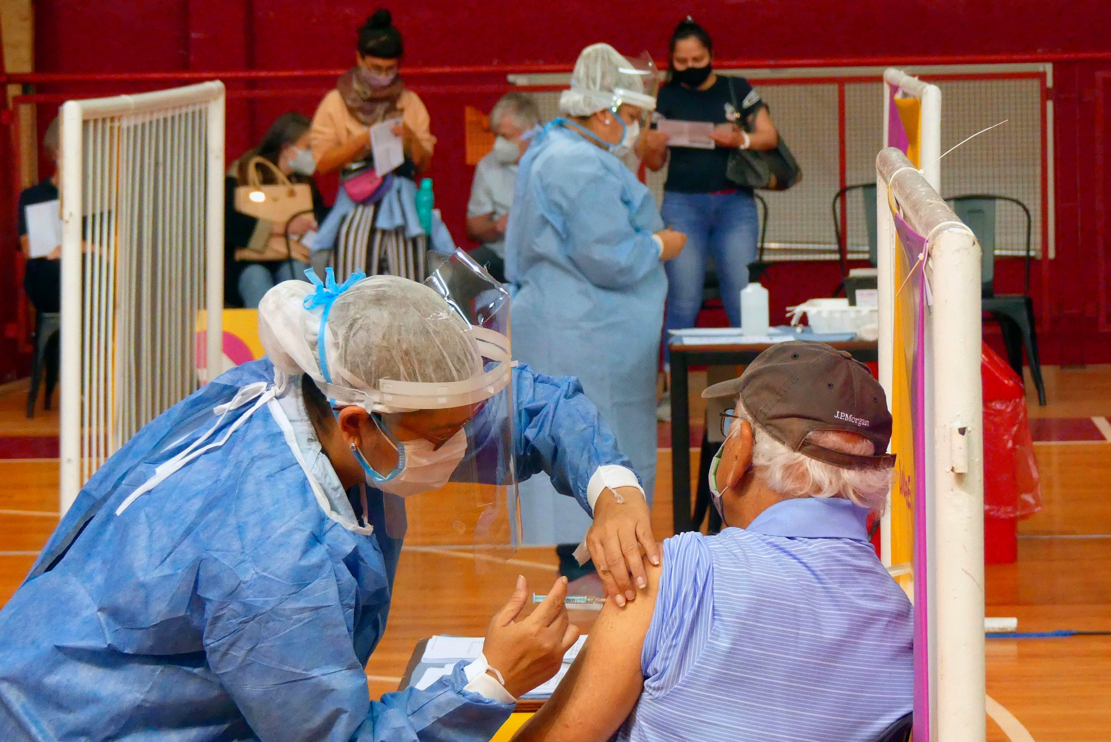Personas son vacunadas contra la covid-19 en el Estadio Monumental de Núñez, en Buenos Aires (Argentina). EFE/Enrique García Medina/Archivo 