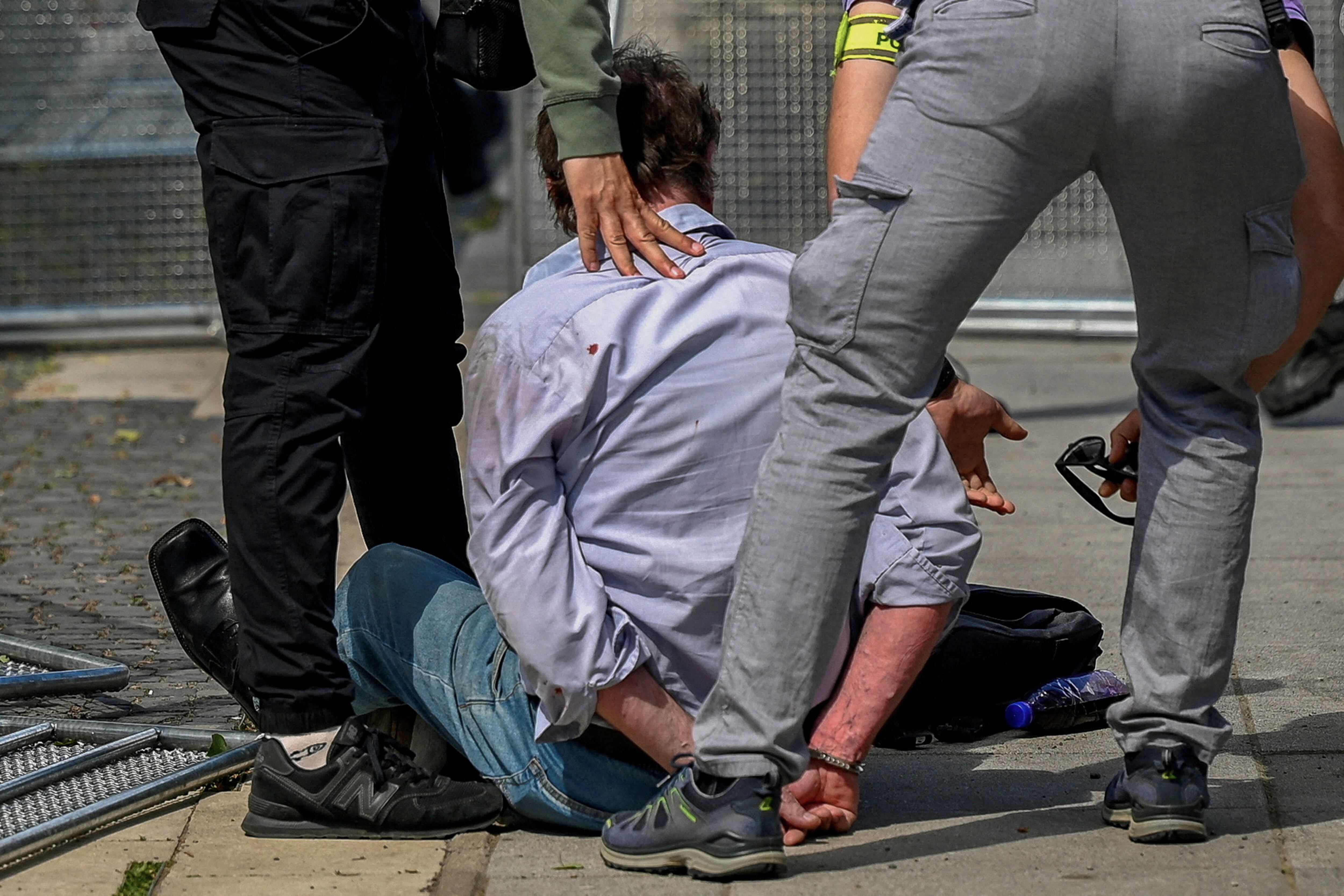 El momento en que Juraj Cintula es detenido tras dispararle a quemarropa al primer ministro de Eslovaquia, Robert Fico (REUTERS/Radovan Stoklasa)