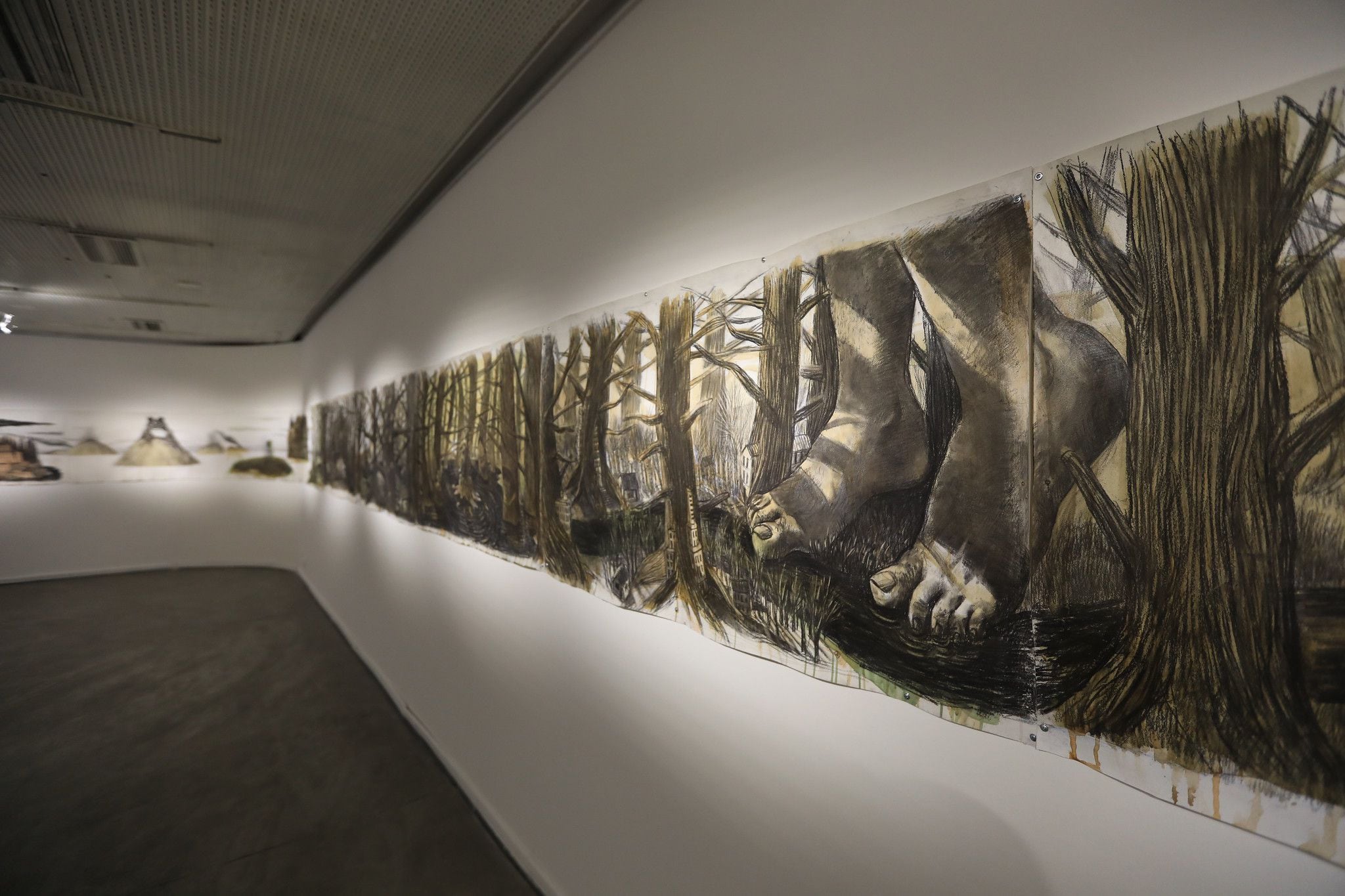 Un vasto panorama de casi 30 metros atraviesa la sala donde se expone la nueva muestra de Daniel Santoro (Foto: gentileza MNBA)