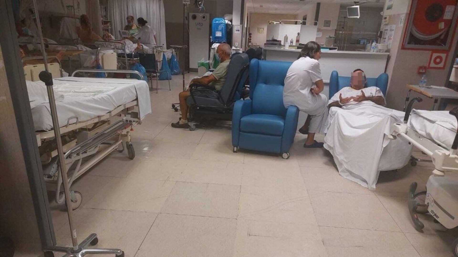 Imagen de una sala de Urgencias del Hospital de La Paz (Madrid), con varios pacientes en sillas porque no hay camas. (Imagen facilitada a Infobae España)