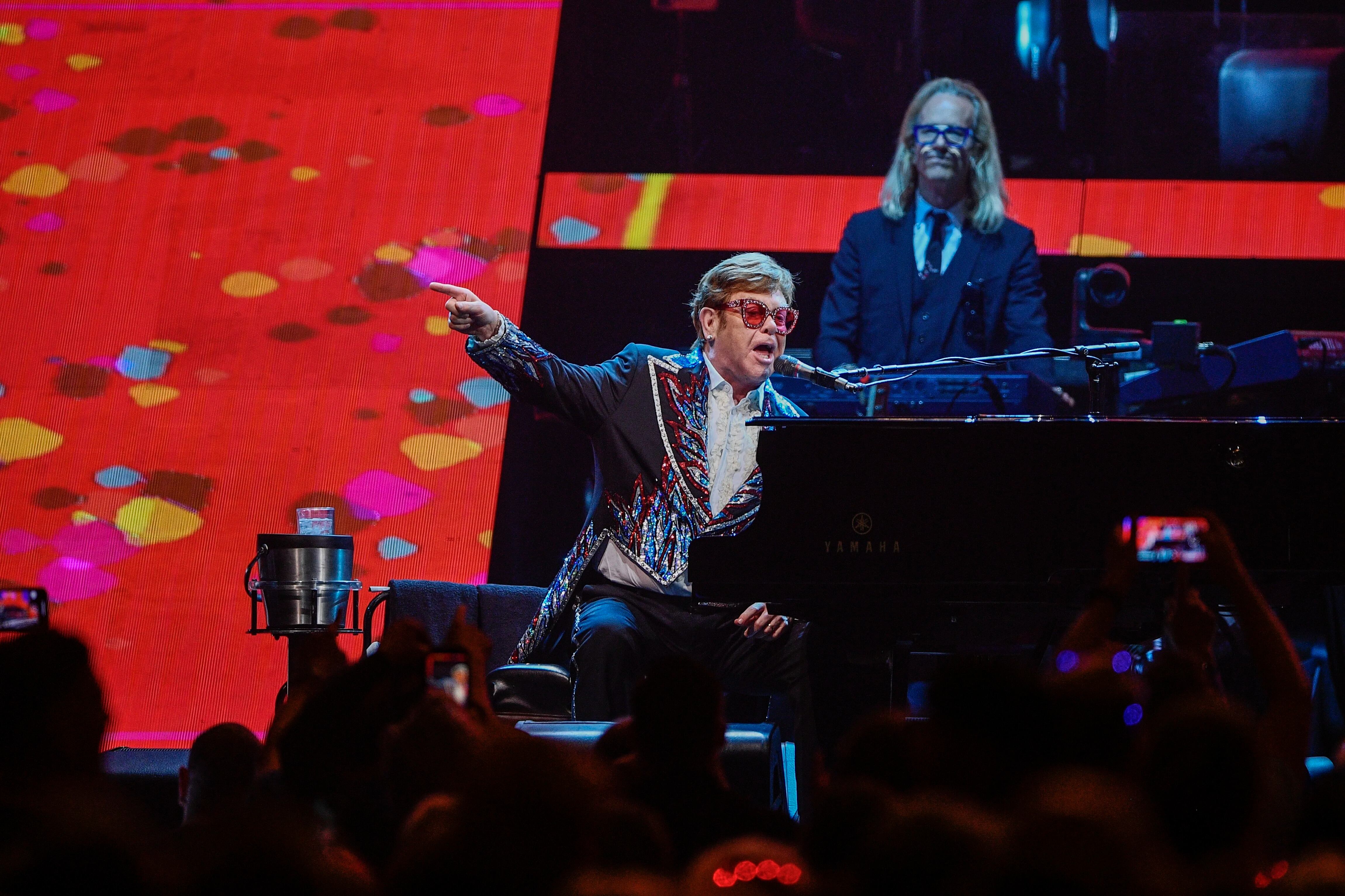 Con la gira “Farewell Yellow Brick Road”, Elton John dio 330 conciertos en Europa, Australia, Nueva Zelanda, Estados Unidos, Canadá y Reino Unido. (AP)