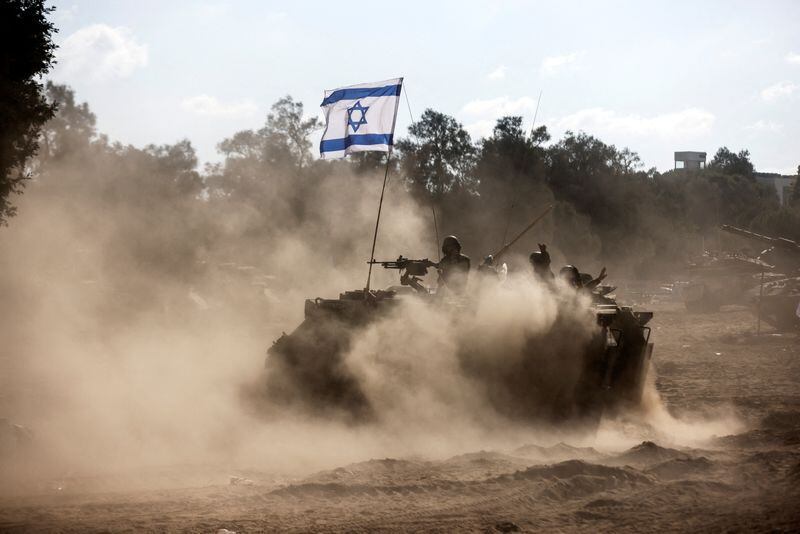 Un vehículo blindado de transporte de tropas (APC) israelí toma posición cerca de la frontera de Israel con la Franja de Gaza (REUTERS/Amir Cohen)