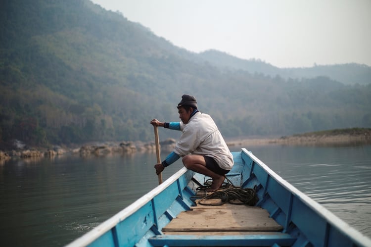 Un aldeano con su bote en el río Mekong, en Laos (REUTERS/Panu Wongcha-um)