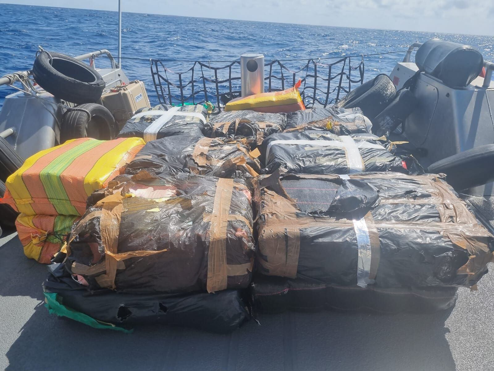 La Armada de Colombia halló 24,83 kilogramos de clorhidrato de cocaína y 1.288 kilogramos de marihuana en Santa Verónica, Atlántico