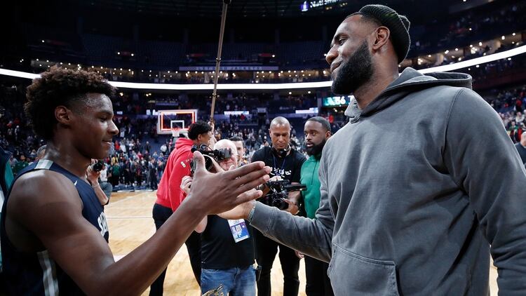 El saludo entre la estrella y el proyecto. El sueño del jugador franquicia de los Lakers es llegar a compartir equipo con su hijo (AFP)