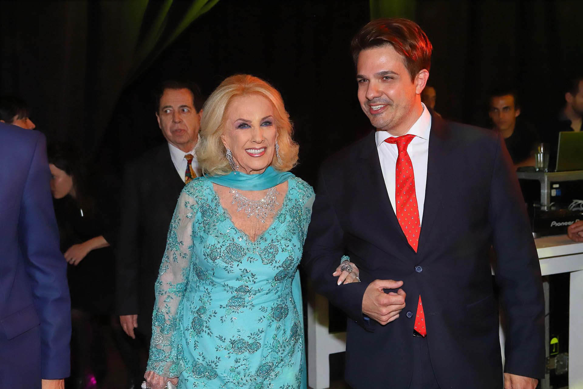 La llegada de Mirtha Legrand acompañada por el productor general de la gala, Alejandro Viñas 