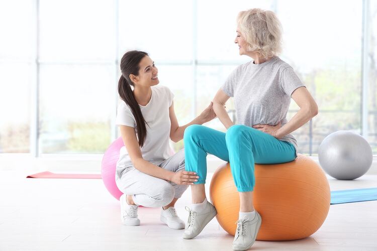Hacer ejercicio es fundamental para prevenir la osteoporosis (Shutterstock)