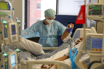 Un paciente de coronavirus en hospital en Los Ángeles.  REUTERS/Lucy Nicholson/File Photo