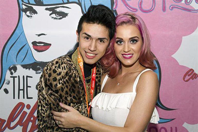 Santiago Artemis junto a Katy Perry, una de las primeras celebrities internacionales a quien pudo vestir
