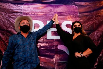 Vicente Fernández Jr, y su novia, Mariana González, buscan las diputaciones de los Distritos 20 y 3 en Guadalajara Jalisco. EFE/ Francisco Guasco 