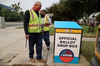 Trabajador de Los Ángeles instalando un dispositivo de voto por correo fuera de la biblioteca pública en Los Ángeles, California, Estados Unidos.  REUTERS / Lucy Nicholson / Foto de archivo