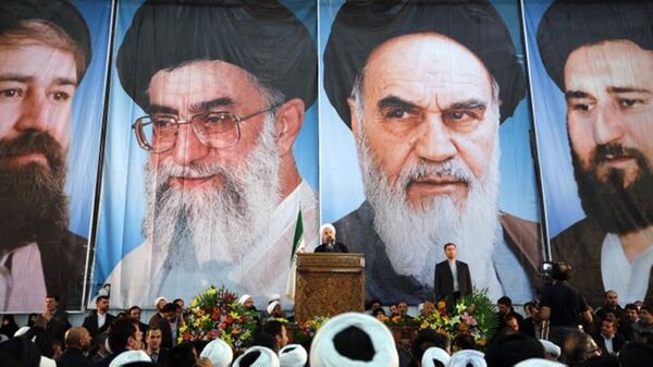 El presidente iranÃ­, Hasan Rohani, con la imagen de los lÃ­deres supremos de fondo (AFP)