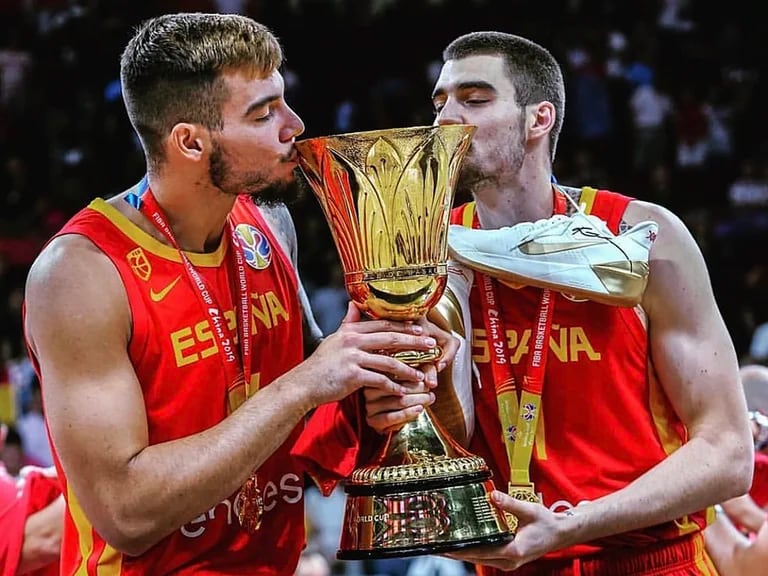  Juan Alberto Hernangómez con su hermano Willy tras salir campeones del mundo con España 