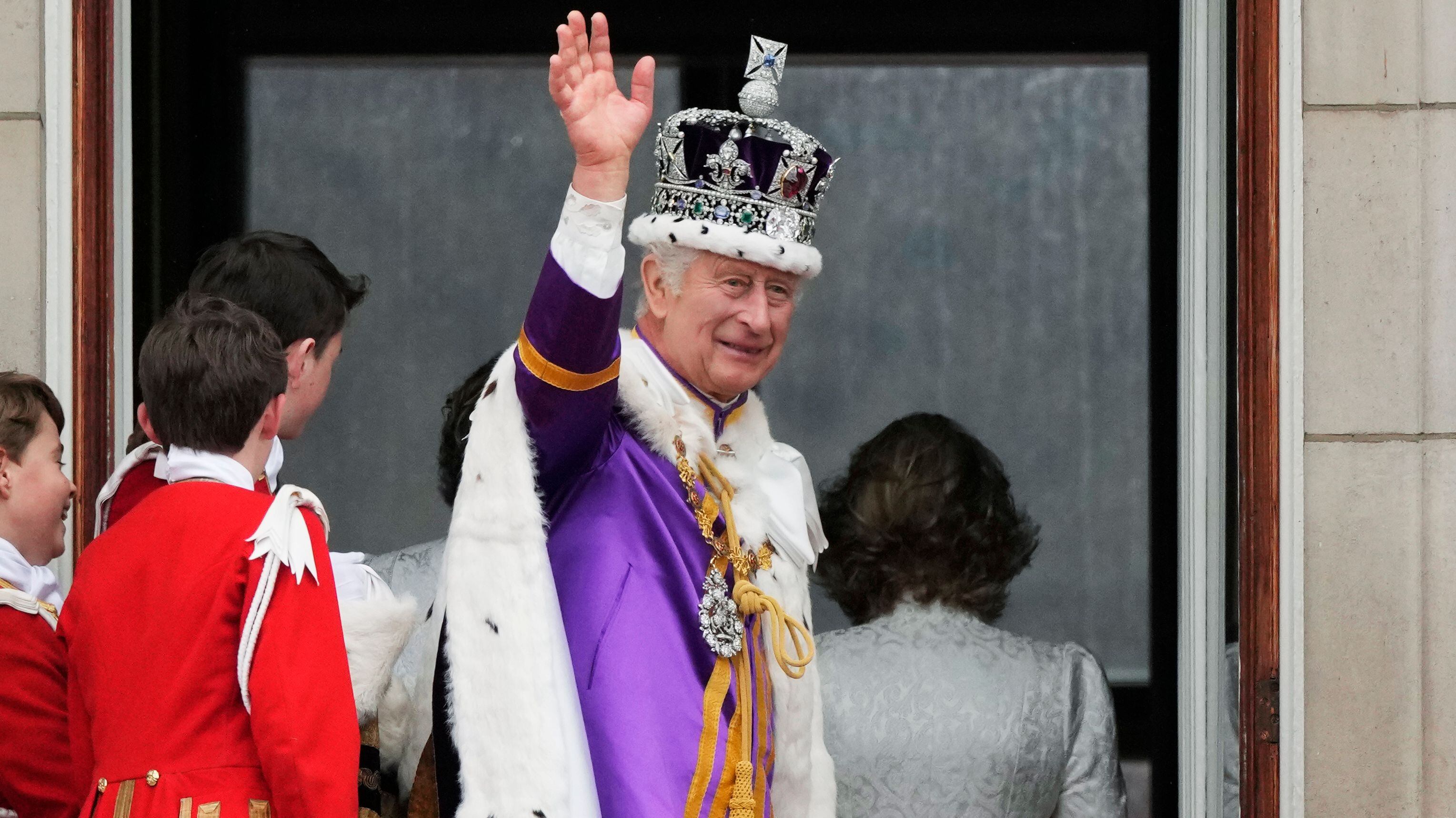 El rey Carlos III saluda a la multitud desde el balcón del Palacio de Buckingham tras la ceremonia de coronación. (AP Foto/Frank Augstein)