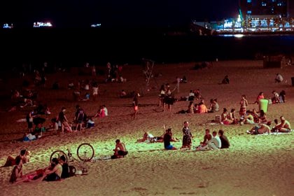 Una fiesta en la playa de la Barceloneta, en Barcelona, tras el cierre de discotecas decretado por las autoridades catalanas (EFE/Quique García)
