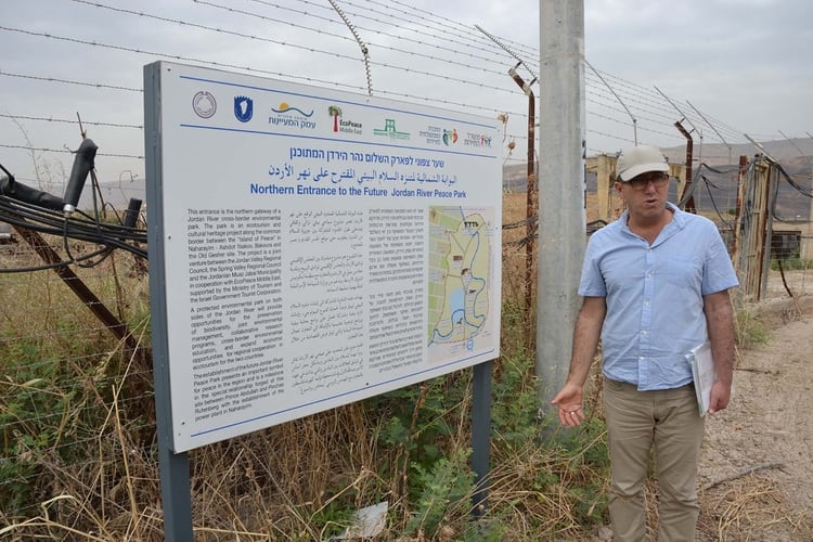 Gidon Bromberg, director del capitulo israeli de EcoPeace, en la zona de Isla de la Paz