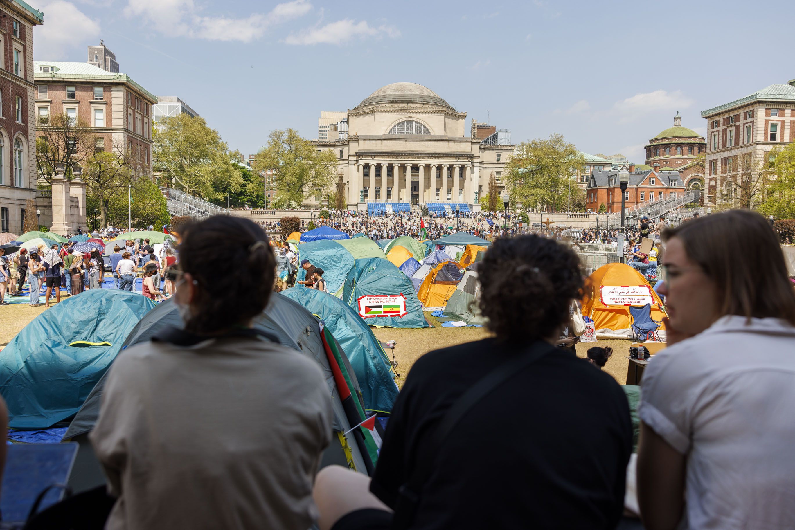 Estudiantes propalestinos protestan este lunes en el campus de la Universidad de Columbia en Nueva York, EE.UU. EFE/EPA/SARAH YENESEL

