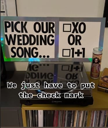 La pareja hizo un cartel en el que le mostraba a Beyoncé dos de sus canciones para que suene el día de su boda.