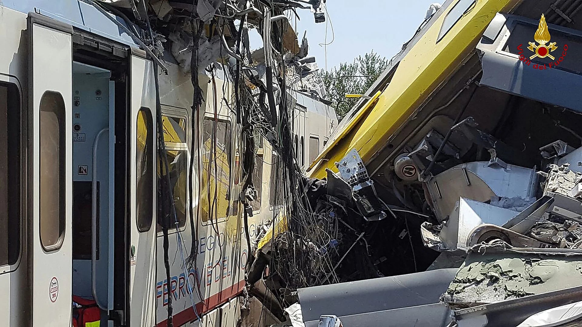 Así quedaron algunos de los vagones de los dos trenes que chocaron de frente en el sur de Italia (AFP)