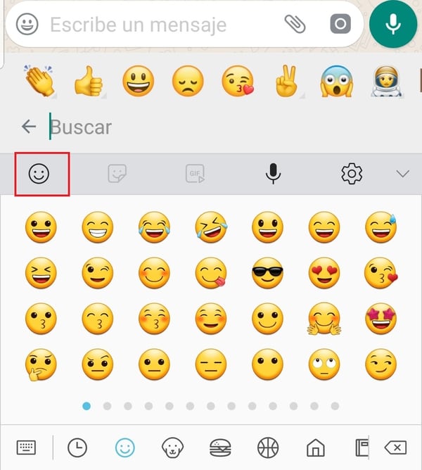 En primer lugar hay que presionar el ícono de los emojis