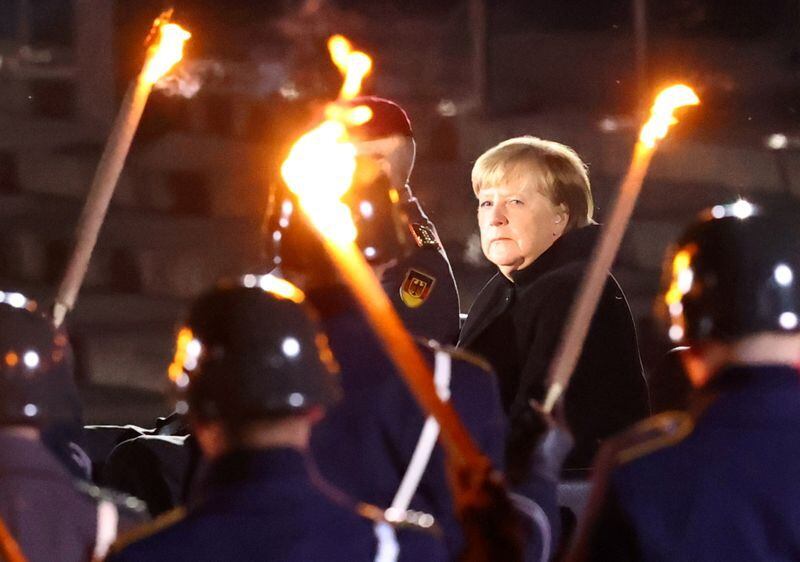 Imagen de archivo de la canciller saliente, Angela Merkel, durante un acto de despedida de las Fuerzas Armadas en el Ministerio de Defensa, Berlín, Alemania. 2 diciembre 2021. REUTERS/Fabrizio Bensch
