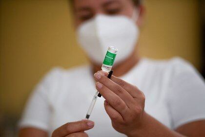 Imagen de archivo. Una trabajadora de salud prepara una dosis de la vacuna contra el COVID-19 de Oxford-AstraZeneca, comercializada por el Serum Institute of India (SII) como COVISHIELD, en Ciudad de Guatemala, Guatemala. 10 de marzo de 2021. REUTERS/Luis Echeverria