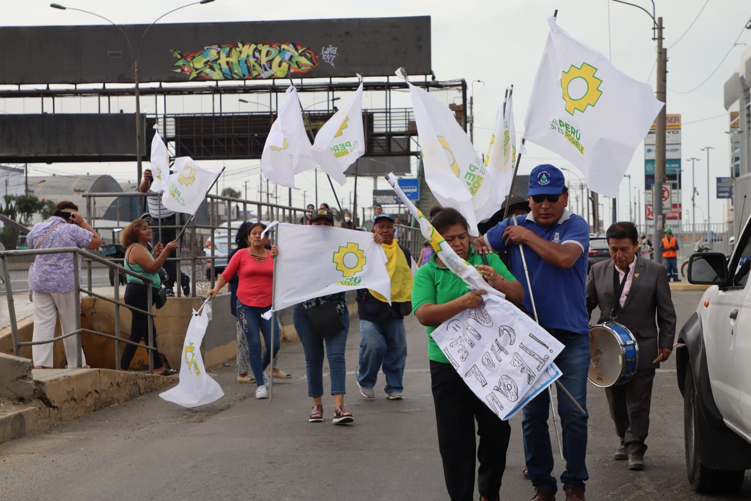Decenas de personas lanzan arengas a favor de Alejandro Toledo y piden su libertad | Paula Díaz - Infobae Perú