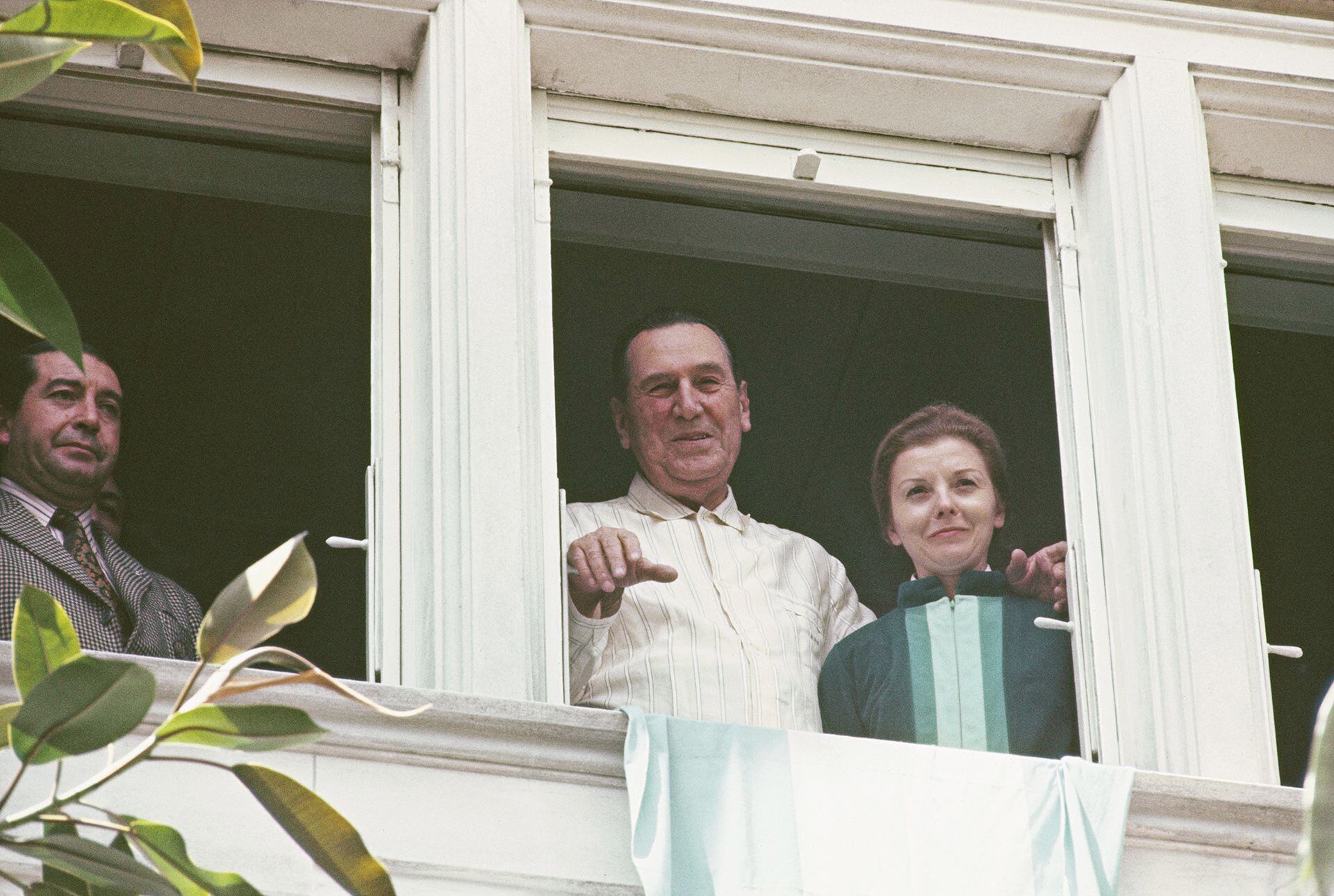 Juan Perón e Isabel Martinez de Perón en Gaspar Campos. El líder era reticente a aceptar que su esposa Isabel lo acompañara en la fórmula presidencial (Rolls Press/Popperfoto/Getty Images)