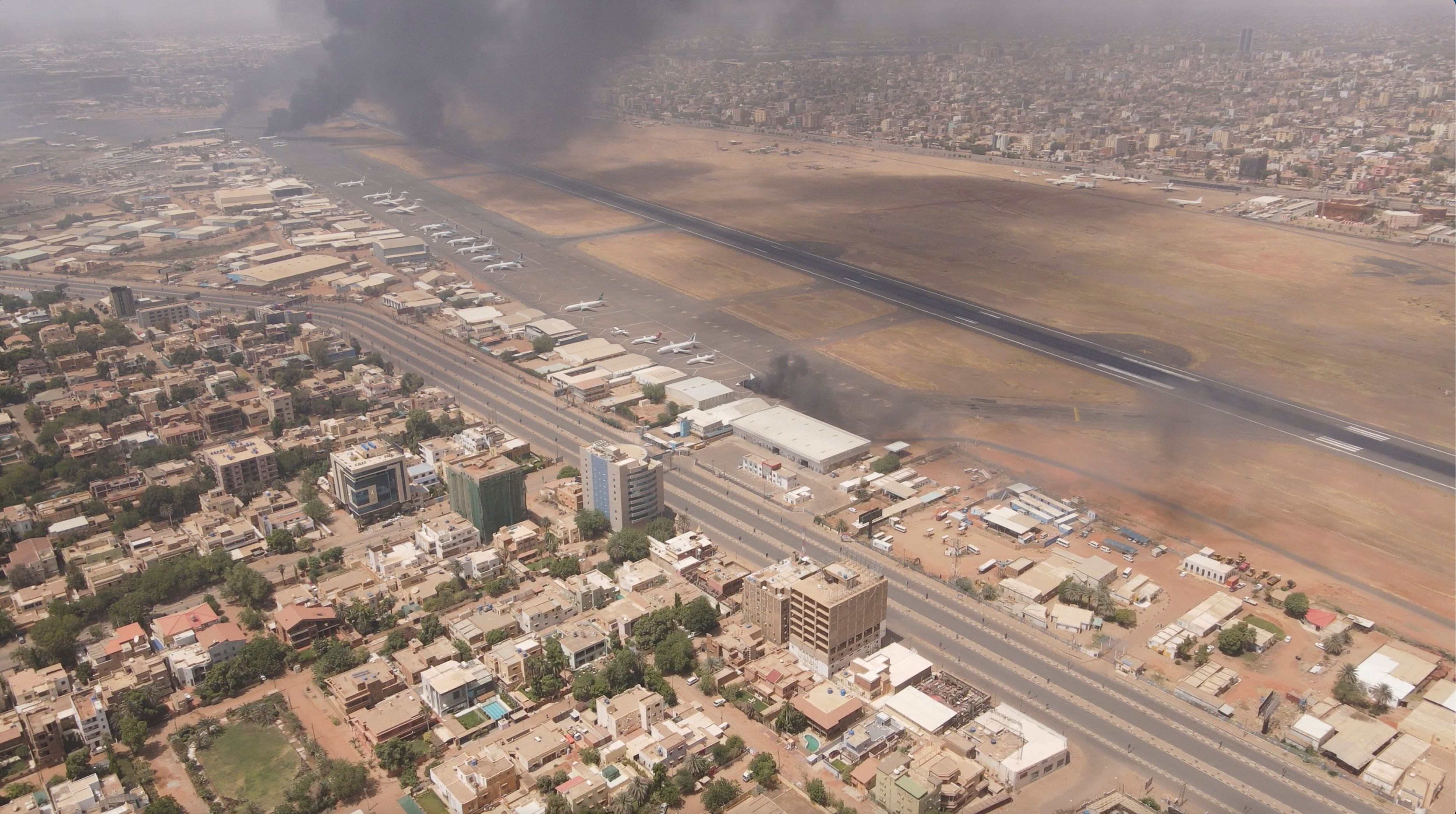 El humo se eleva sobre la ciudad mientras el ejército y los paramilitares se enfrentan en una lucha por el poder, en Jartum, Sudán, el 15 de abril de 2023 en esta imagen obtenida de las redes sociales. Instagram @lostshmi/via REUTERS