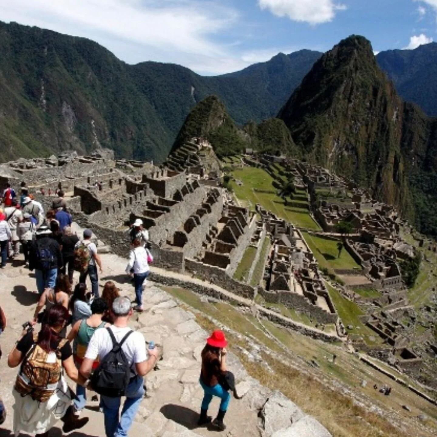 Turistas caminaron desde Machu Picchu hasta ciudadela inca ante la suspensión de boletos - Infobae