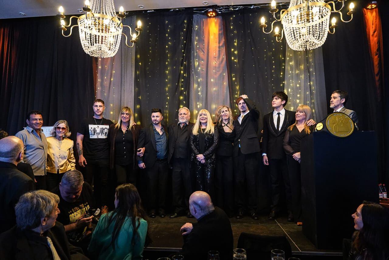 Los familiares de los campeones de todas las épocas estuvieron en la entrega de premios. De izquierda a derecha: Dario Galíndez, Orieta (viuda de Palma), Adriana Bonavena y su hijo Emiliano, Horacio Acavallo (h), Pascual Pérez (h), Eva Gatica, Karina y Maxi Castellini, Silvia Monzón y su hijo Agustín, junto al conductor Marcelo González (Foto: Nelson Quispe/uperbox)