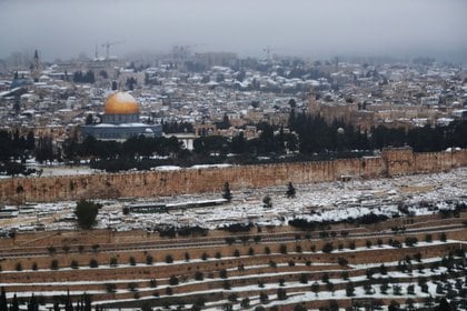 Nieve sobre Jerusalén y en la Cúpula de la Roca, el 18 de febrero de 2021. REUTERS / Ronen Zvulun