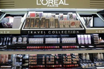 Archivo. Una muestra de cosméticos del grupo francés L'Oreal en el aeropuerto internacional de Niza. REUTERS/Eric Gaillard