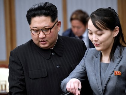 El dictador norcoreano Kim Jong-un y su hermana Kim Yo-jong asisten a una reunión con el presidente surcoreano Moon Jae-in en la Casa de la Paz en el pueblo de tregua de Panmunjom dentro de la zona desmilitarizada que separa las dos Coreas (Reuters)
