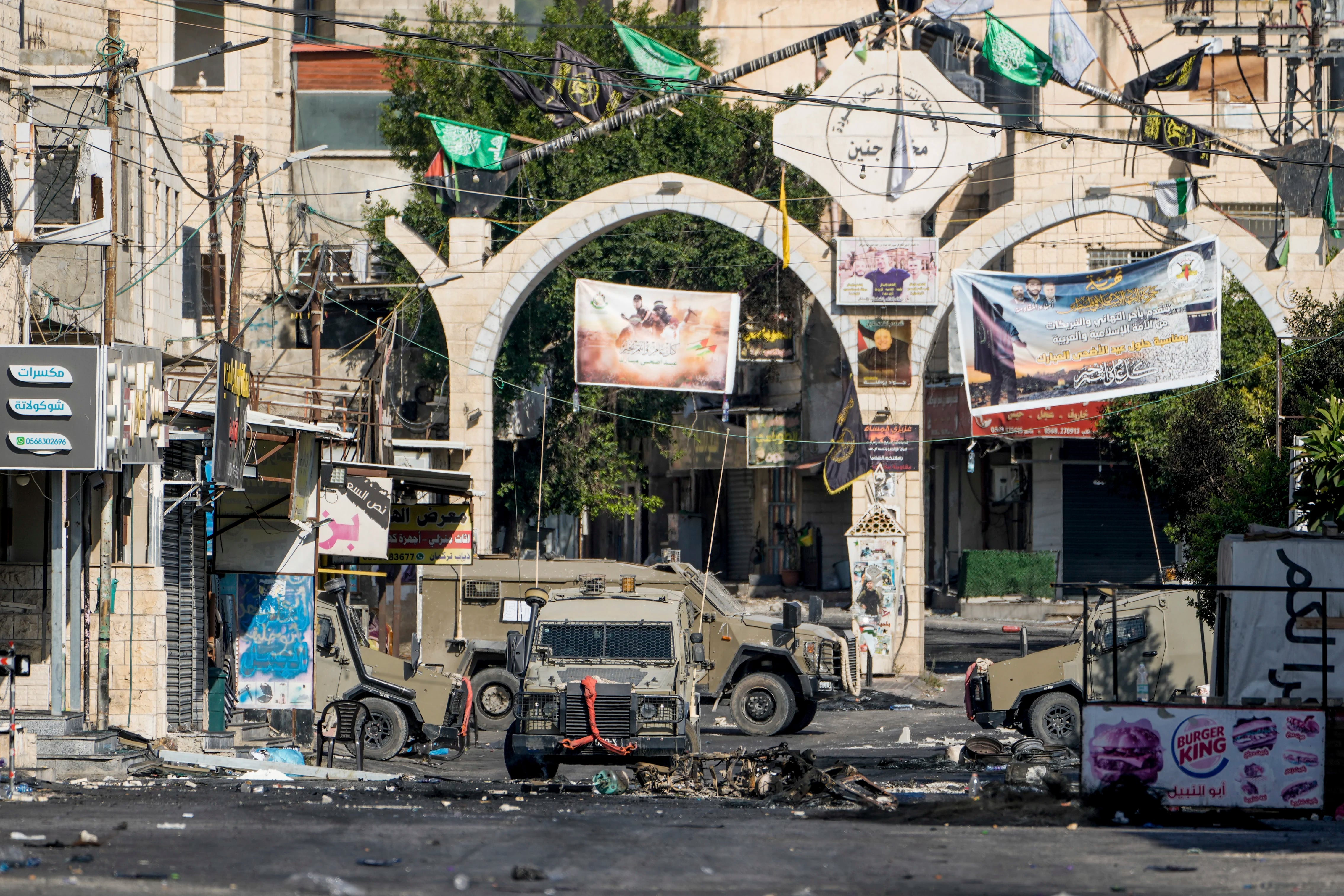 Vehículos militares vistos durante una incursión militar israelí en Yenín, en Cisjordania, el 4 de julio de 2023. (AP Foto/Majdi Mohammed)
