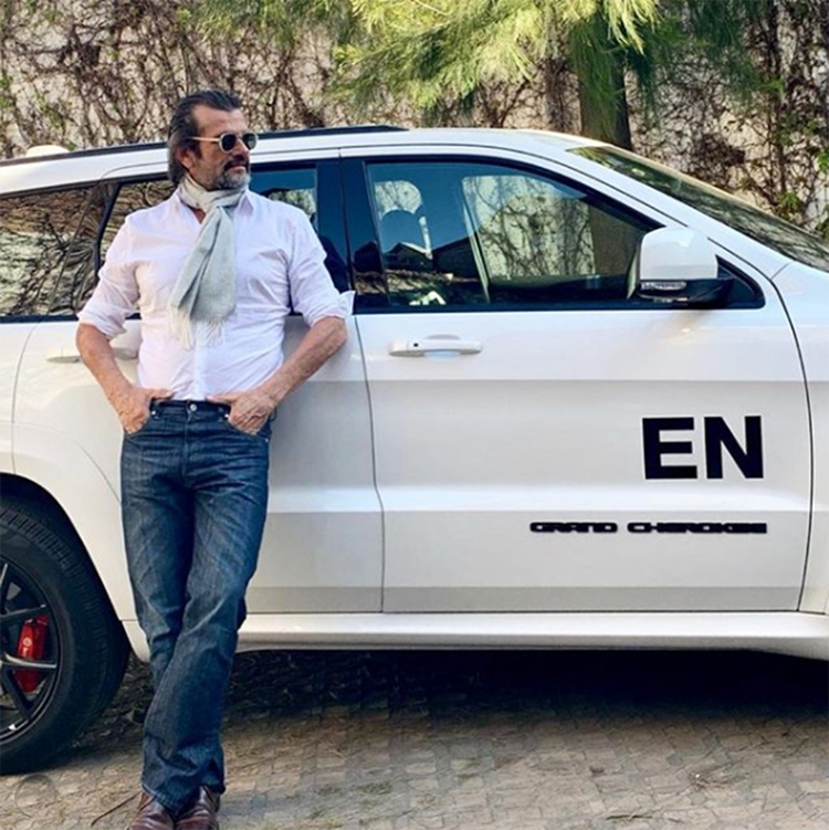 El empresario posa en la Jeep con las iniciales de su marca de indumentaria