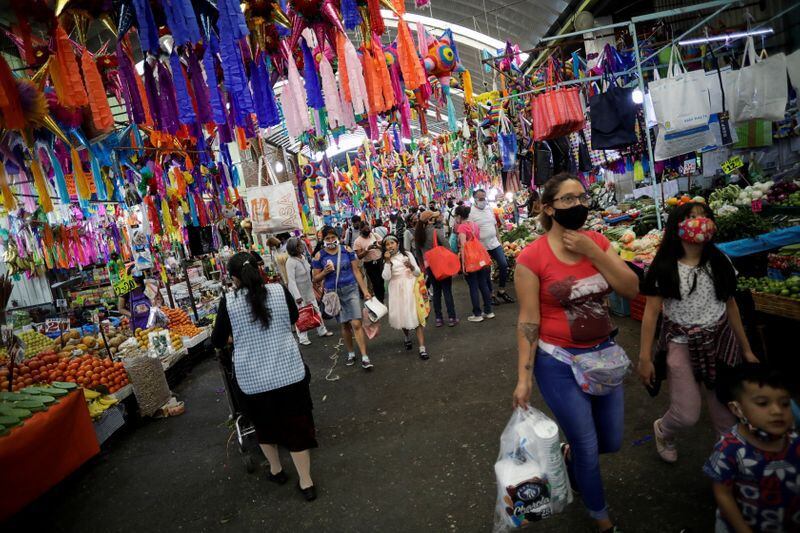 Foto de archivo. Gente en el mercado de Jamaica en la Ciudad de México, México 24 de diciembre de 2020. REUTERS/Gustavo Graf