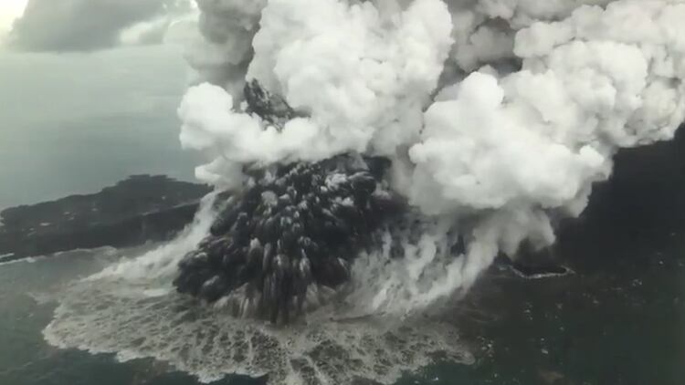 Vista aérea de la erupción en Indonesia.