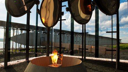 La silla ardiendo es el epicentro del memorial con el que se conmemora a las víctimas de los cazadores de brujas en Vardø (Wikipedia)