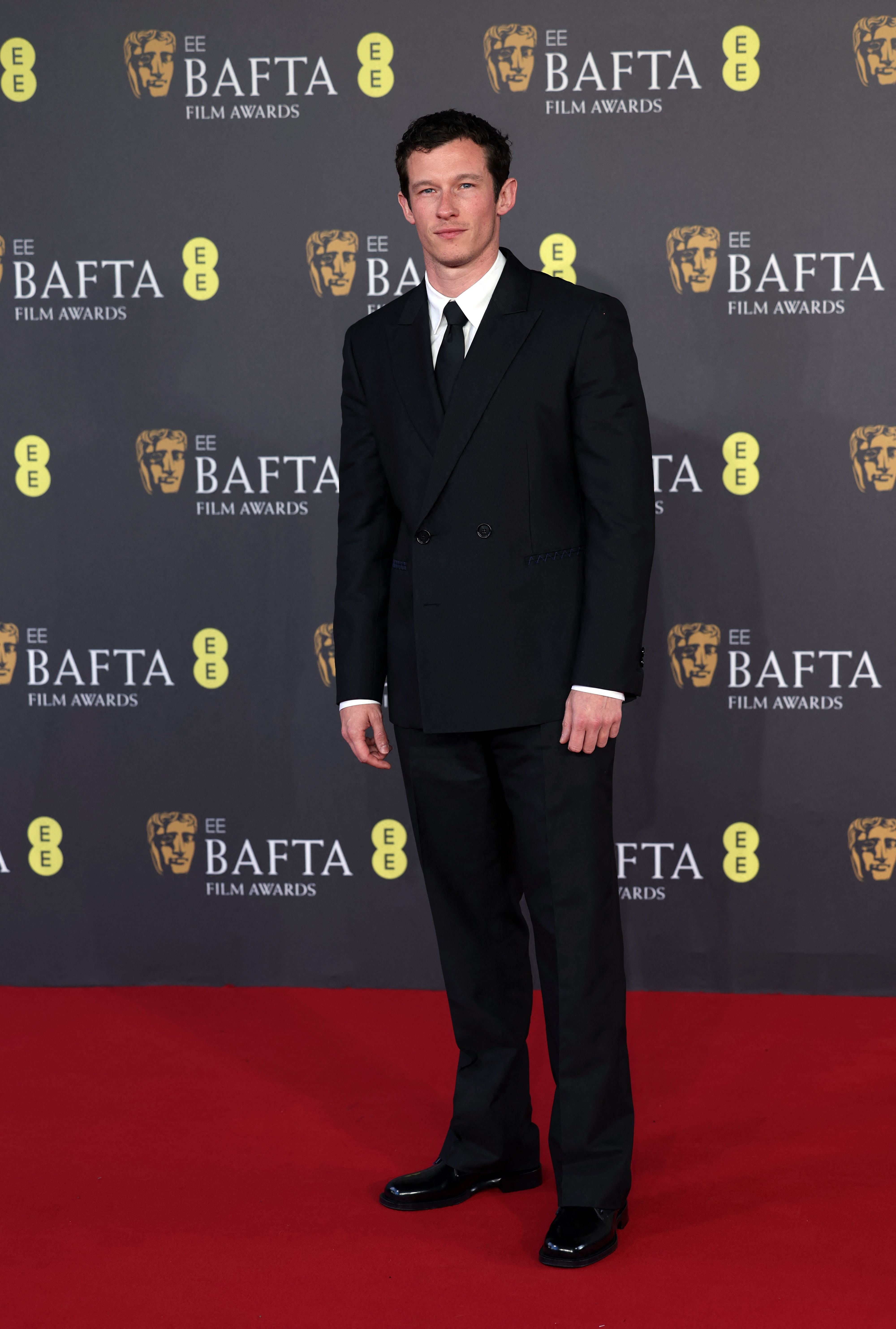 Callum Turner posa en el Royal Festival Hall de Londres en la entrega de los premios BAFTA (REUTERS/Isabel Infantes)