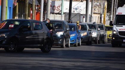 Largas colas para conseguir combustible (Foto: Fabian Ceballos)