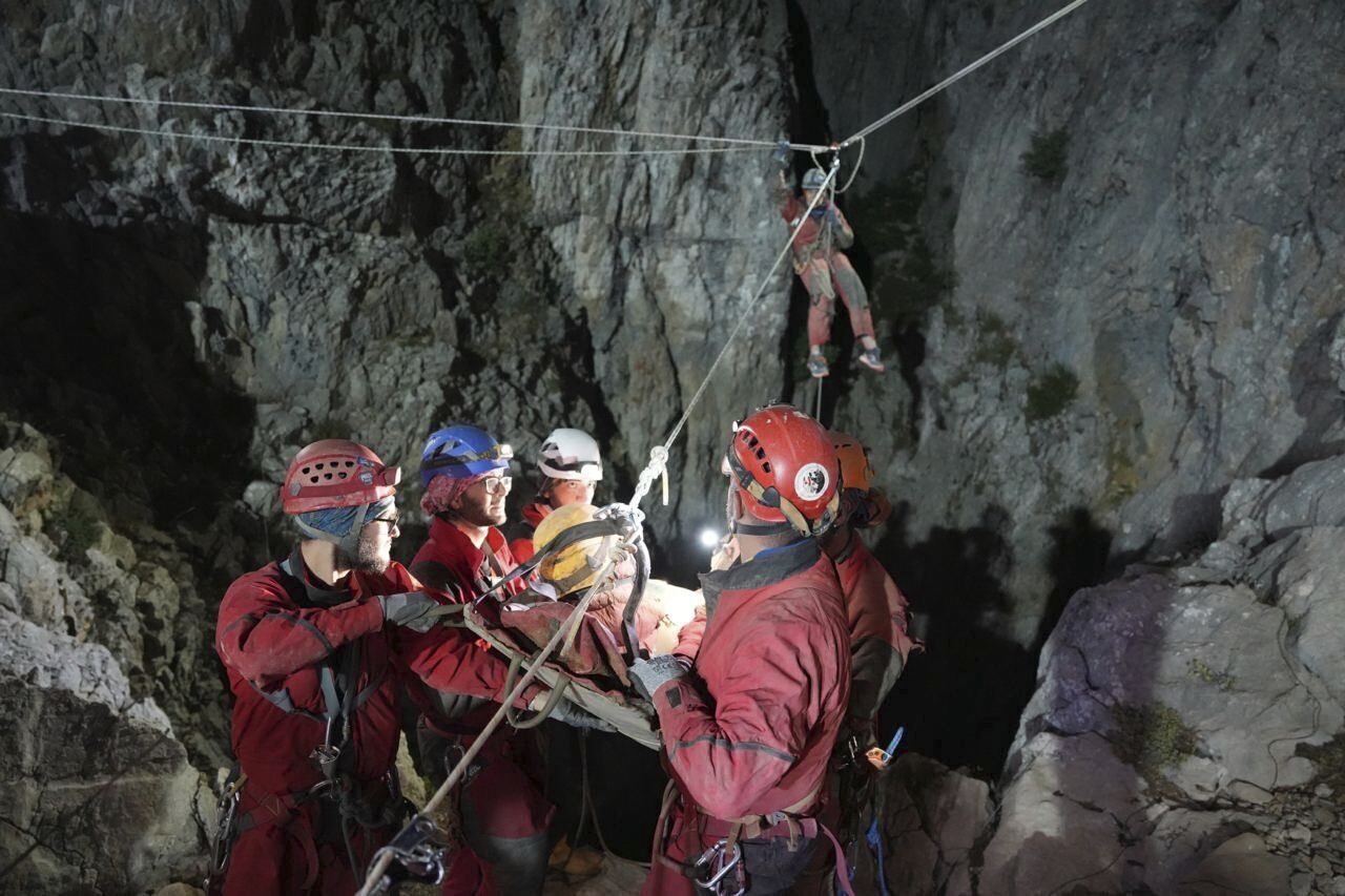 Los mayores retos que enfrentaron los rescatistas fueron los inclinados tramos verticales (AFAD via AP)