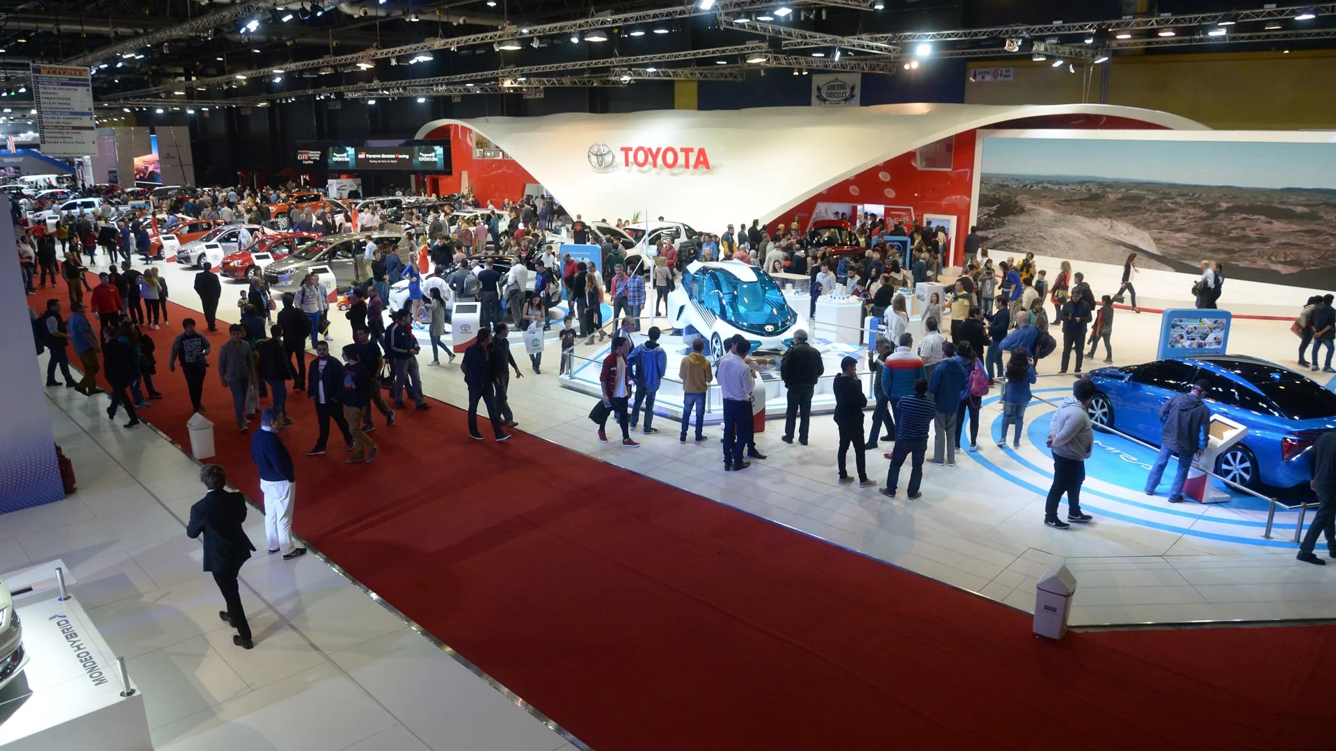 El stand de Toyota manifiesta una ideología sustentable: presenta cuatro modelos de propulsión con energías renovables (Enrique Abatte)